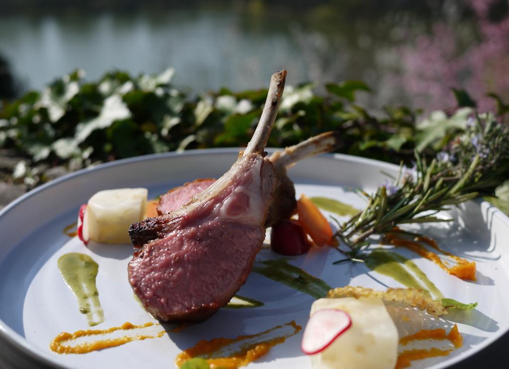 Logis Hotels Domaine Du Chatelard Dirac Bagian luar foto