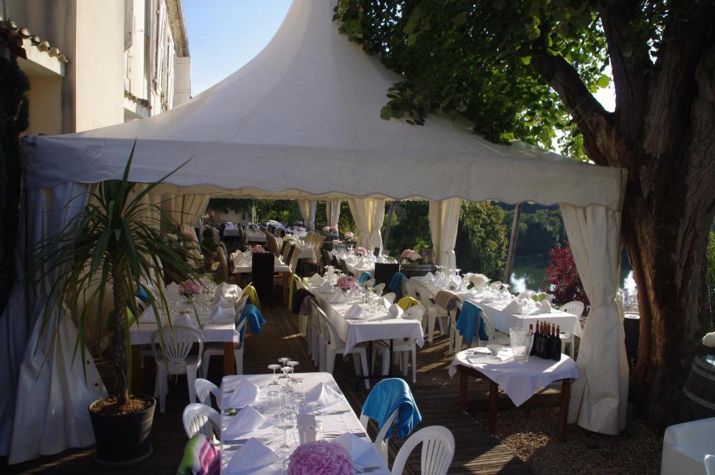 Logis Hotels Domaine Du Chatelard Dirac Bagian luar foto